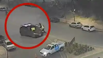 Se aferró al capot y viajó cinco cuadras: el video que estremece a Nueva Córdoba