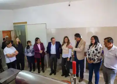 Quintela recorrió una fábrica de dulces en Cuipán y las productoras no ocultaron su emoción
