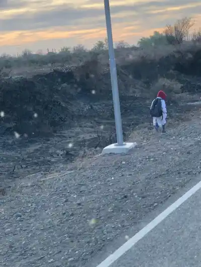 Fue a la escuela con la mochila al hombro y se topó con una postal que se hizo viral
