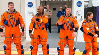 El último ritual antes de lo desconocido: cuatro astronautas inician el camino hacia un cohete