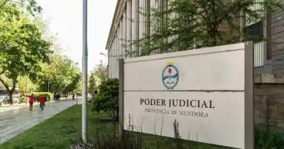 El Estado mendocino ya lo echó, pero un beneficio gremial lo mantiene en el cargo