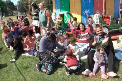 Los llevaron al jardín con peinados imposibles: lo que pasó después en la plaza