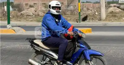Salieron a regalar cascos en Salta y un motociclista se llevó algo más que el suyo