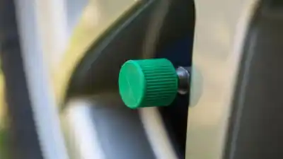 ¿Viste esos tapones verdes en las ruedas? No son un capricho, tienen un significado oculto