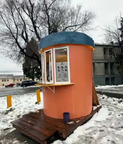 Escuchó la alarma del Vasito de Café, salió corriendo a la calle y vio algo entre los arbustos