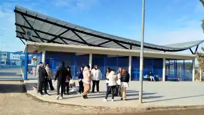 Pizzas, budines y un bodycam: la requisa en la cárcel de Senillosa que terminó con una docente en el hospital