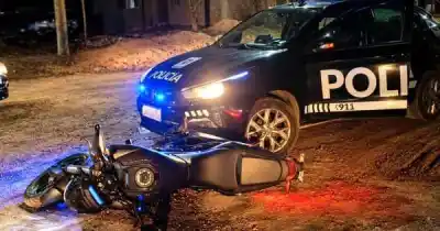 Lo pararon en un control, pero lo que llevaba puesto en la moto terminó de complicarlo todo