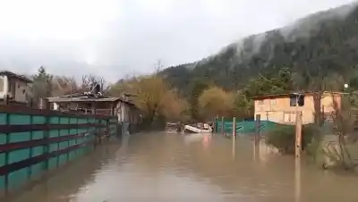 El río se llevó todo: evacuaron de urgencia a una familia en la Comarca