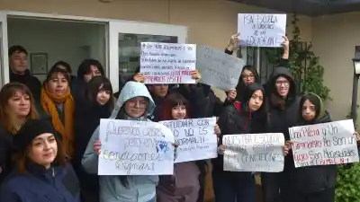 Llueve en las aulas: los estudiantes de la Escuela de Biología Marina de Caleta Olivia se plantaron frente a la Dirección de Escuelas