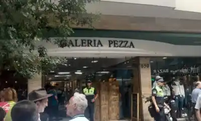 Colapsó en pleno microcentro y tuvieron que reanimarlo durante media hora