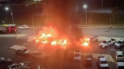 Una discusión por celos terminó en llamas: seis autos de lujo destruidos frente a un edificio público