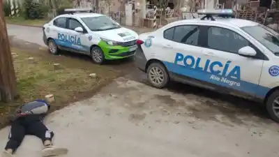 Vecinos de Mosconi vieron a un hombre trepar por los techos y avisaron al 911: terminó tras las rejas