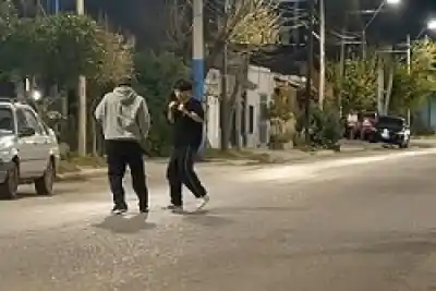 Se agarraron a golpes en plena calle de Roca y nadie frenó: los autos pasaban a centímetros
