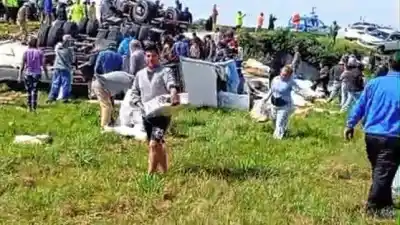 Volcó un camión con pollos congelados en la Ruta 14 y lo que pasó después dejó a todos sorprendidos