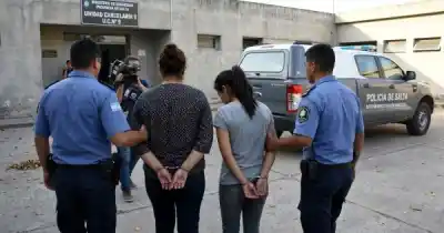 Vecinos sospecharon algo raro en esa casa: cuando la Policía entró, madre e hija ya estaban en problemas