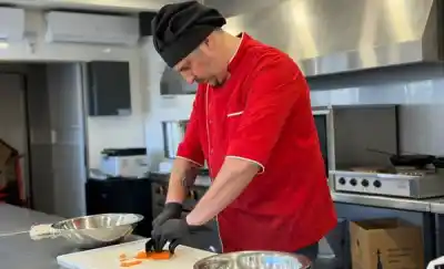 Trelew: el curso de cocina que ya forma a nuevos cocineros en un móvil de la Rural
