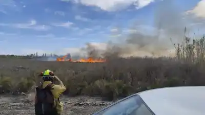 Arde Médano de Oro: el viento Zonda complica a los brigadistas y hay un pedido urgente para los vecinos