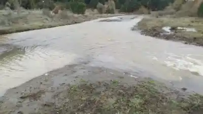 El arroyo se desbordó y el camino a La Paloma quedó con una sola condición para pasar