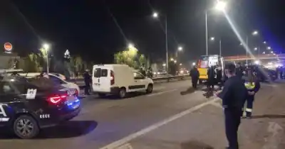 Un pibe de 13 corrió para cruzar el Acceso Este y terminó bajo un auto: lo que venía pasando minutos antes