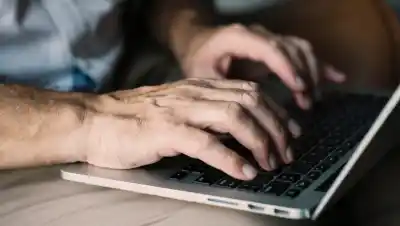 El video que compartió en una plataforma digital terminó con la Justicia en su casa