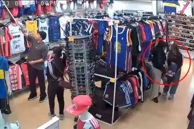 Simuló comprar un conjunto y mientras tanto sus cómplices hicieron lo impensado