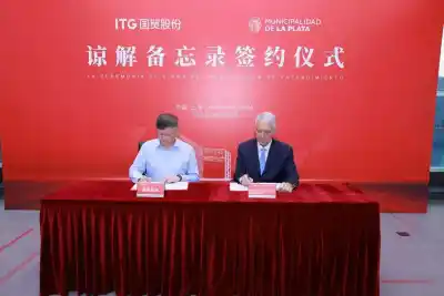 Alak viajó a China y firmó un acuerdo clave para el futuro del aeropuerto de La Plata