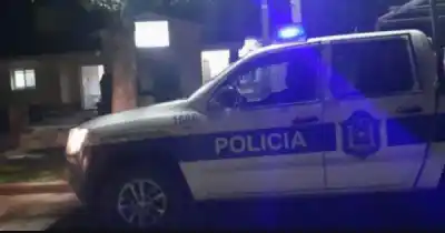 Un auto en contramano, un espejo roto y una casa sitiada: lo que encontró la Policía adentro