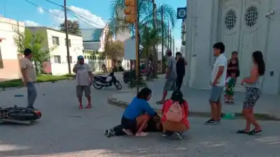 Choque entre moto y auto deja a dos mujeres con graves lesiones