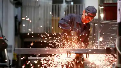 ¿Qué sectores industriales están en caída libre? Un informe revela datos alarmantes.