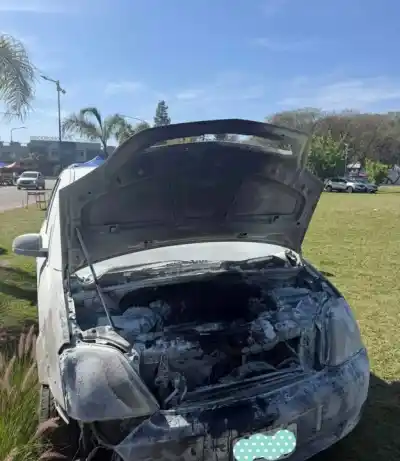 Un auto ardió cerca del hipódromo y los bomberos tuvieron que volver: el detalle que nadie esperaba