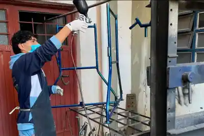 Estudiantes entrerrianos fabricaron un andador que cambia la vida de un vecino
