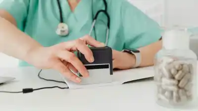 Presentó un certificado médico para faltar al trabajo y un detalle lo dejó al descubierto