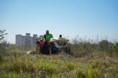 La Municipalidad de Corrientes ya usa los tractores que compró con lo recaudado en la subasta