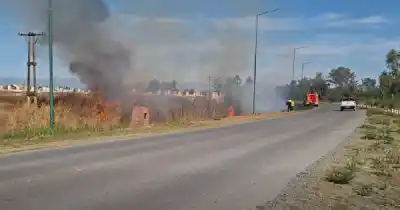 El fuego volvió a la Ruta 36 de Rosario de Lerma: lo que complica el viento
