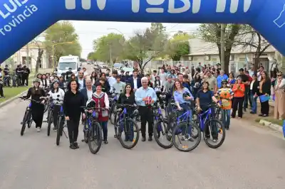 La caravana azul que sorprendió a Buena Esperanza: los chicos estrenaron sus bicis junto a Poggi