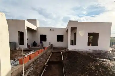 28 casas en tres localidades de Pringles: cómo avanza la obra por dentro
