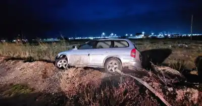 Manejaba por la zona de invernaderos, terminó en una zanja y la prueba lo complicó