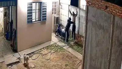 Un motochorro entró a una casa de barrio Smata y se llevó una fortuna: las imágenes que buscan identificarlo