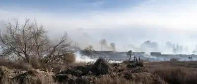 El zonda avivó las llamas en San Cayetano: los vecinos salieron a pelear con lo que tenían