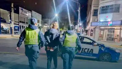 Recorría el Parque Central de madrugada y lo que descubrió sobre una mujer no lo esperaba