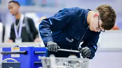 Arrancó desarmando autos con su papá en el taller y ahora la rompe en China: la historia de Facundo