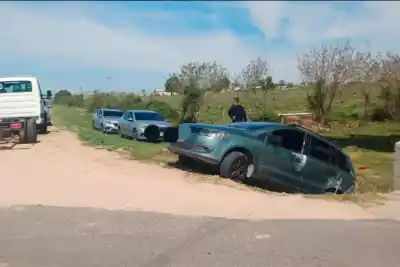 Iba a entrar a Strobel con su auto y terminó colgado al borde de una alcantarilla