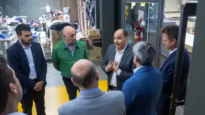 Saadi se sentó con los industriales en una planta textil: qué se cocinó puertas adentro