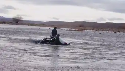 Cruzaron el río Chico con su auto y terminaron a merced de la corriente