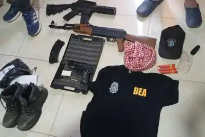 Allanaron una casa en Villa Ángela: encontraron réplicas de fusiles, esposas y algo que nadie esperaba