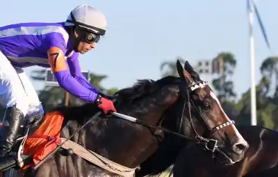 La carrera parecía de otro, hasta que Thor Medina apareció en los últimos 200 metros