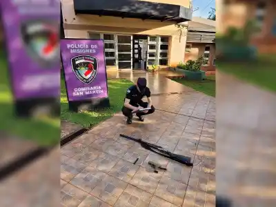 Mostró un arma en plena clase y les pidió a sus compañeros que ocultaran todo