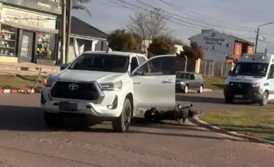 Motociclista chocó con una camioneta en Toay y terminó internado: qué encontraron los peritos