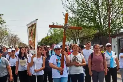 La caminata de 13 kilómetros que reúne a cientos de madres en Paraná