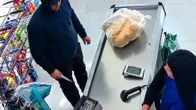 Llegó en moto, entró encapuchado y lo primero que hizo fue ir directo a las cajas
